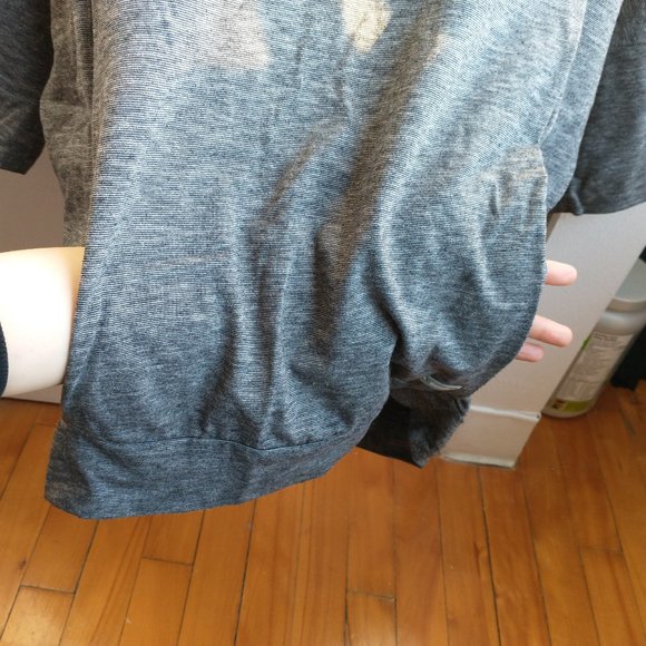 bench hoodie with mid-length arms and front pocket - Picture 4 of 6